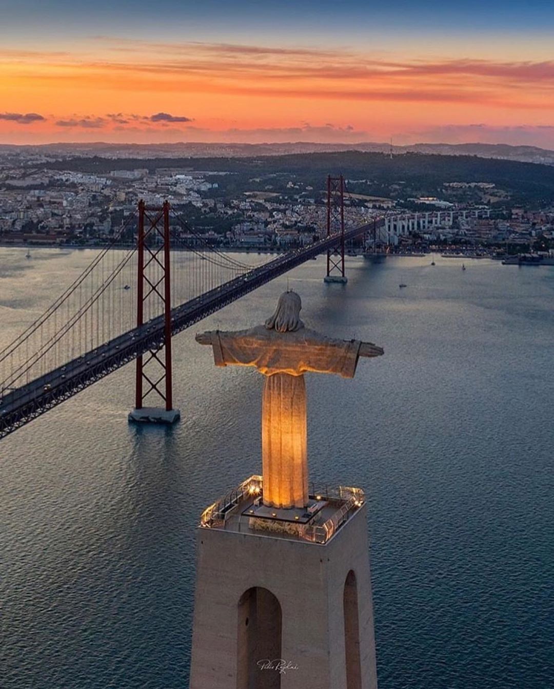 Tượng Chúa Cứu Rỗi (Chris Rei) bên cầu 25 April Lisbon bắc ngang sông Tagus, Lisbon, Bồ Đào Nha
